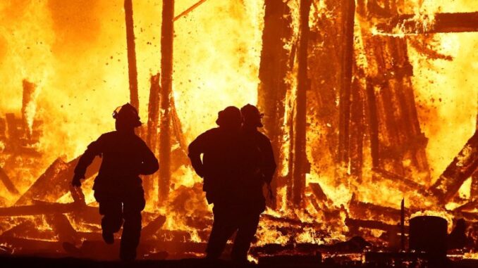 43DB2DE100000578-4848026-Firefighters_are_forced_to_abandon_their_attempted_rescue_of_a_B-a-19_1504427167508