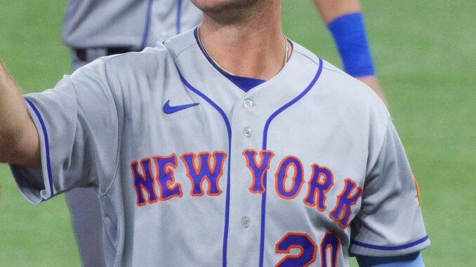 Pete_Alonso_fist-bumps_teammates_during_introductions,_March_30,_2023_(cropped)