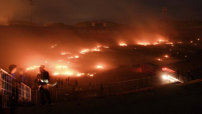 rumput-stadion-kanjuruhan-terbakar-saat-malam-peringatan-1-tahun-tragedi_169
